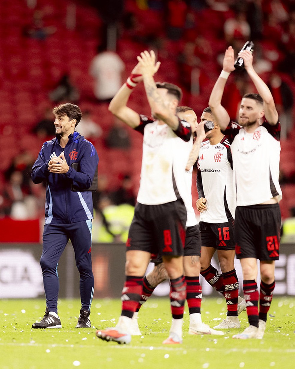 Sal e Jorginho aplaudem torcida do Flamengo no Beira-Rio  Foto: Adriano Fontes / Flamengo