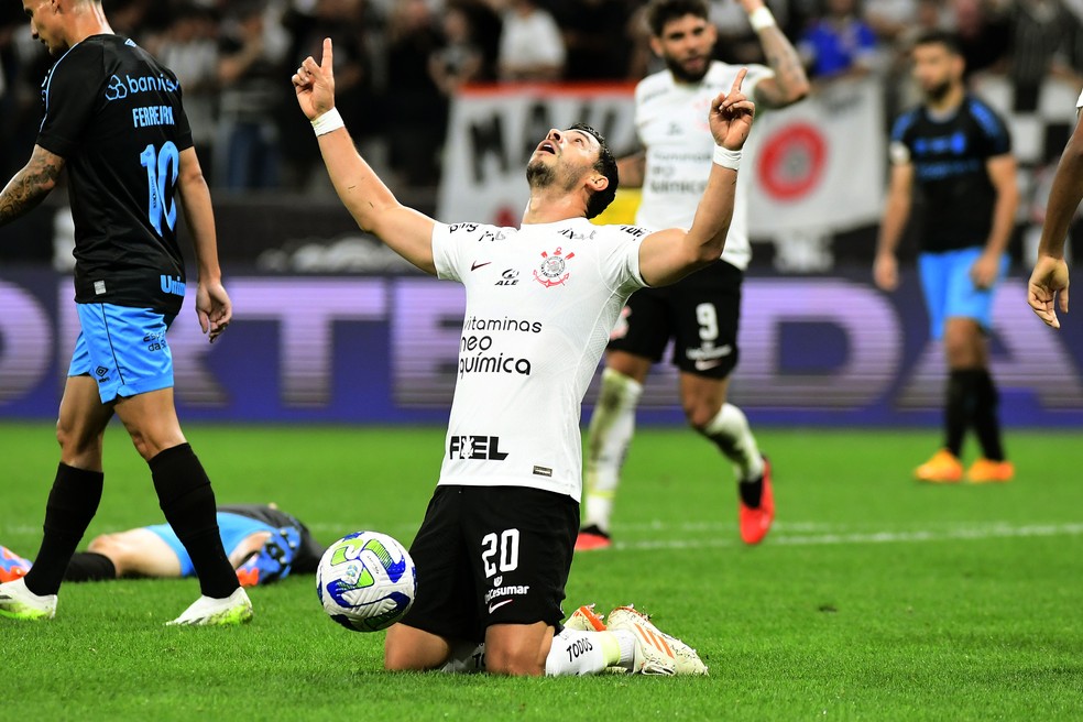 Giuliano comemora gol em Corinthians x Grêmio — Foto: Marcos Ribolli