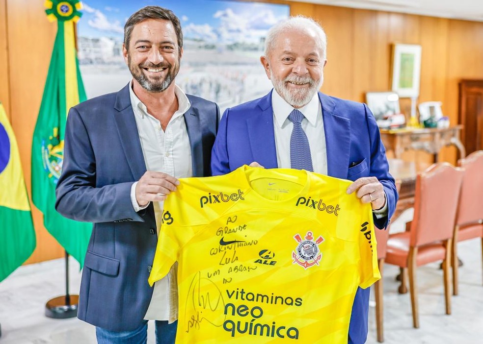 Duilio Monteiro Alves, presidente do Corinthians, entrega camisa a Lula — Foto: Ricardo Stuckert