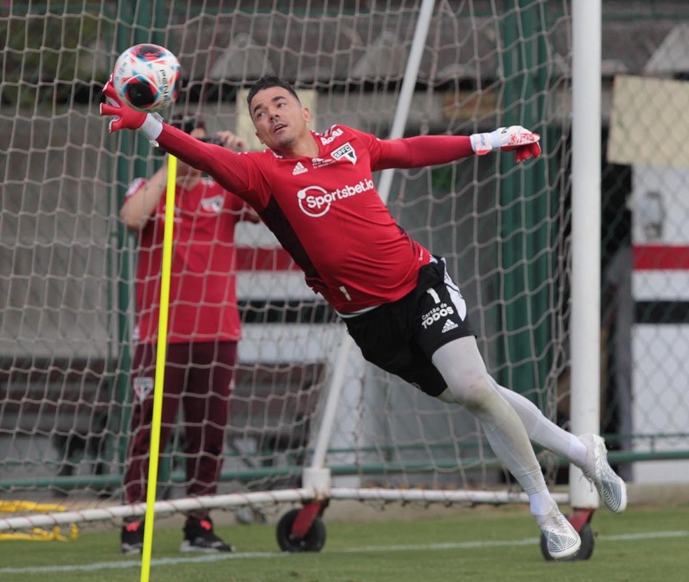Dorival quer reunião com Felipe Alves, e São Paulo não descarta reintegrar goleiro