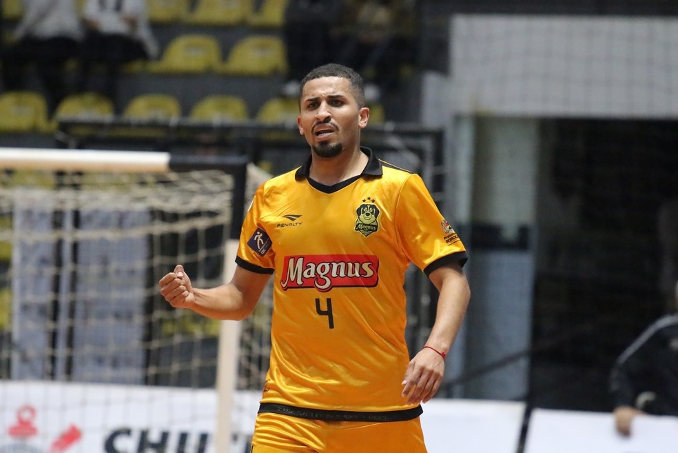 Lucas Gomes comemora gol do Sorocaba contra o Corinthians, pela Liga Futsal — Foto: Guilherme Mansueto/Magnus Futsal