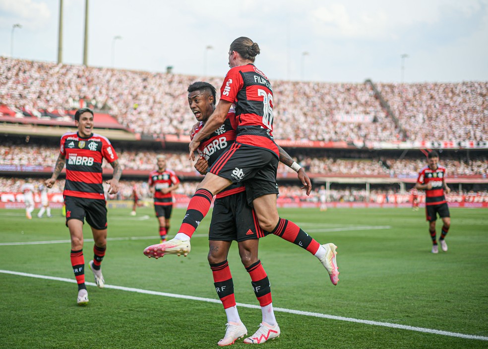 Filipe Luís comemora gol de Bruno Henrique pelo Flamengo na final da Copa do Brasil — Foto: Getty Images