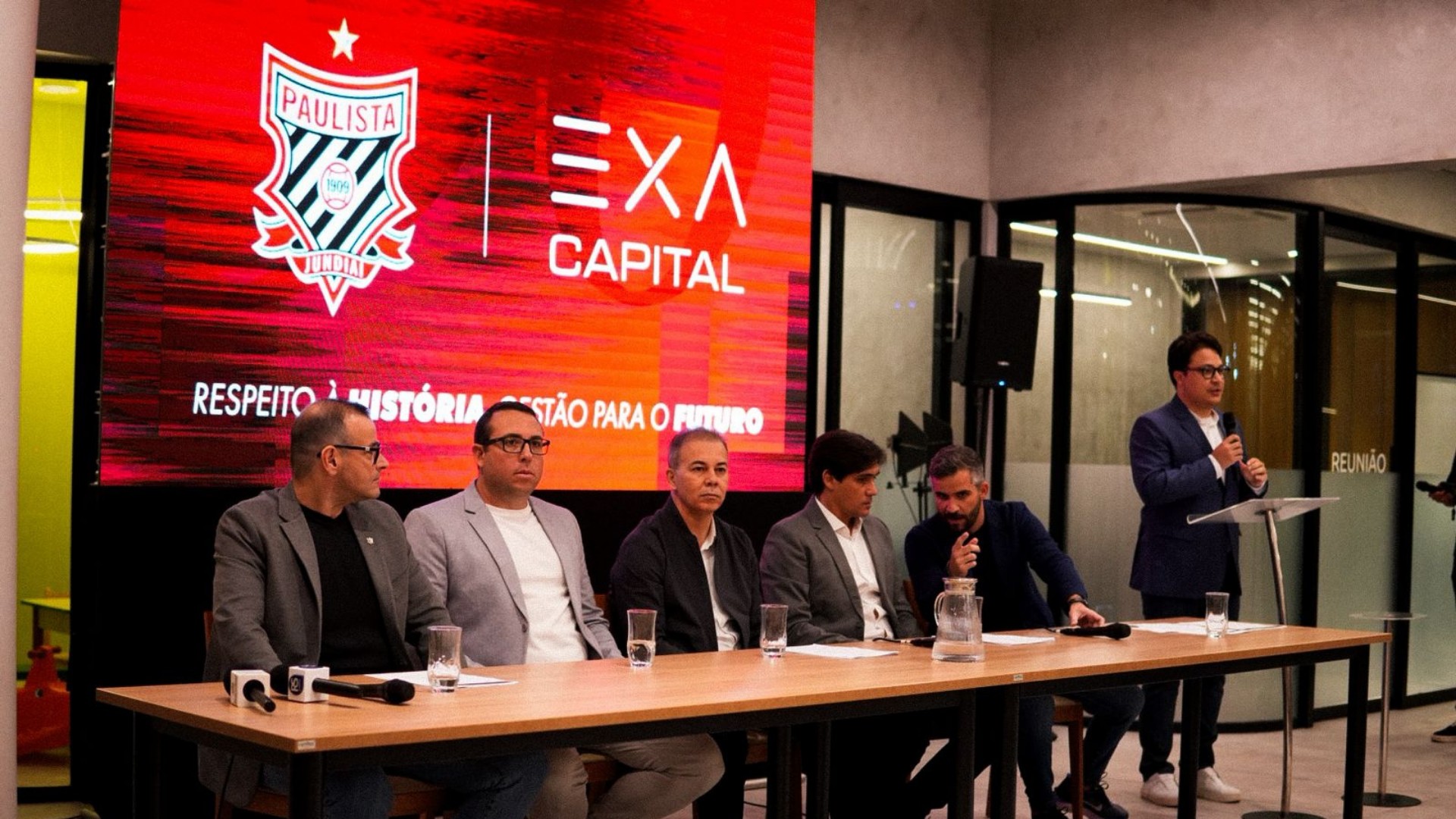 Jogadores do Paulista comemorando avanço na Copa Paulista