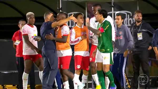 Comissões Técnicas de Palmeiras e Bragantino discutem após empate em campo.