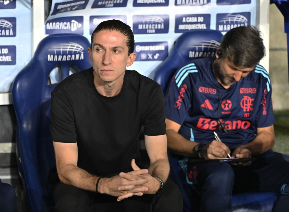 Filipe Lus no banco de reservas do Maracan durante o jogo entre Flamengo e Santos  Foto: Andr Duro