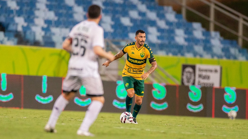 Raul volante do Cuiabá em partida contra o Ceará — Foto: AssCom Dourado