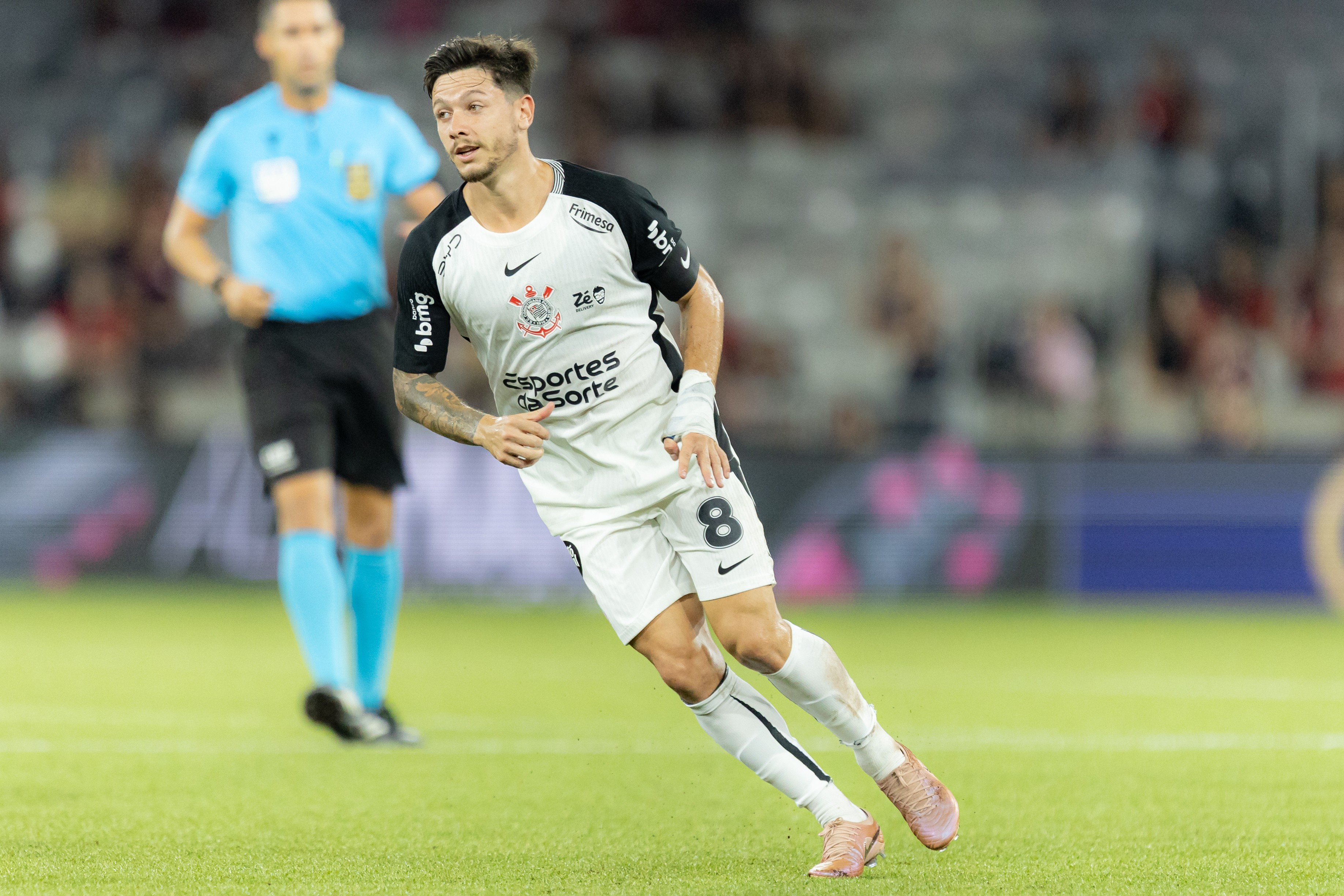 Garro aponta irregularidades no gramado do Athletico após triunfo do Corinthians: 