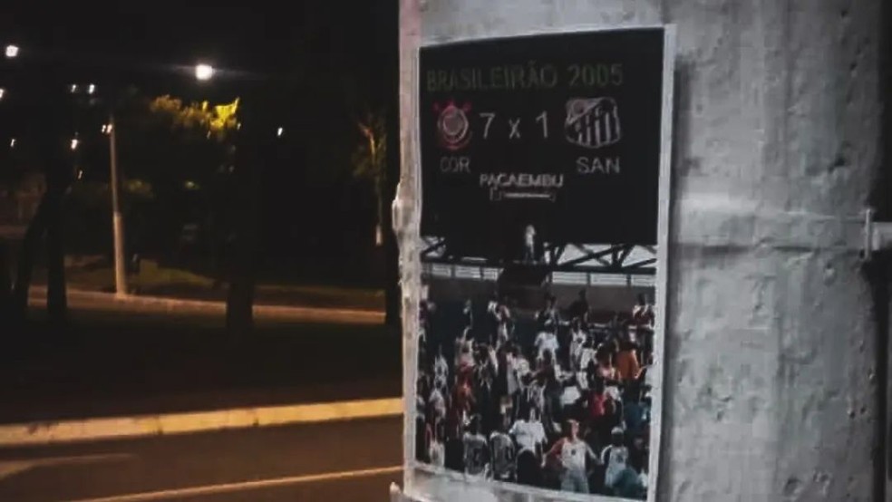 Torcida do Corinthians lembra goleada por 7 a 1 sobre o Santos em cartaz em Itaquera — Foto: Reprodução