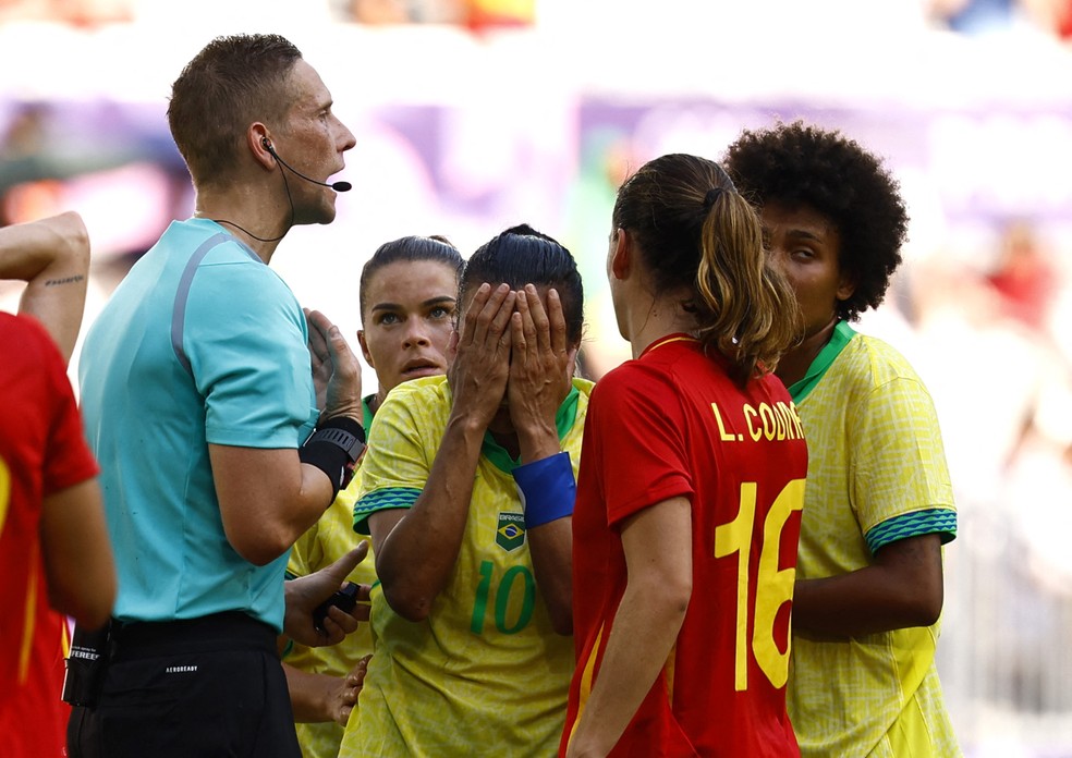 Marta cai em lágrimas após expulsão — Foto: REUTERS