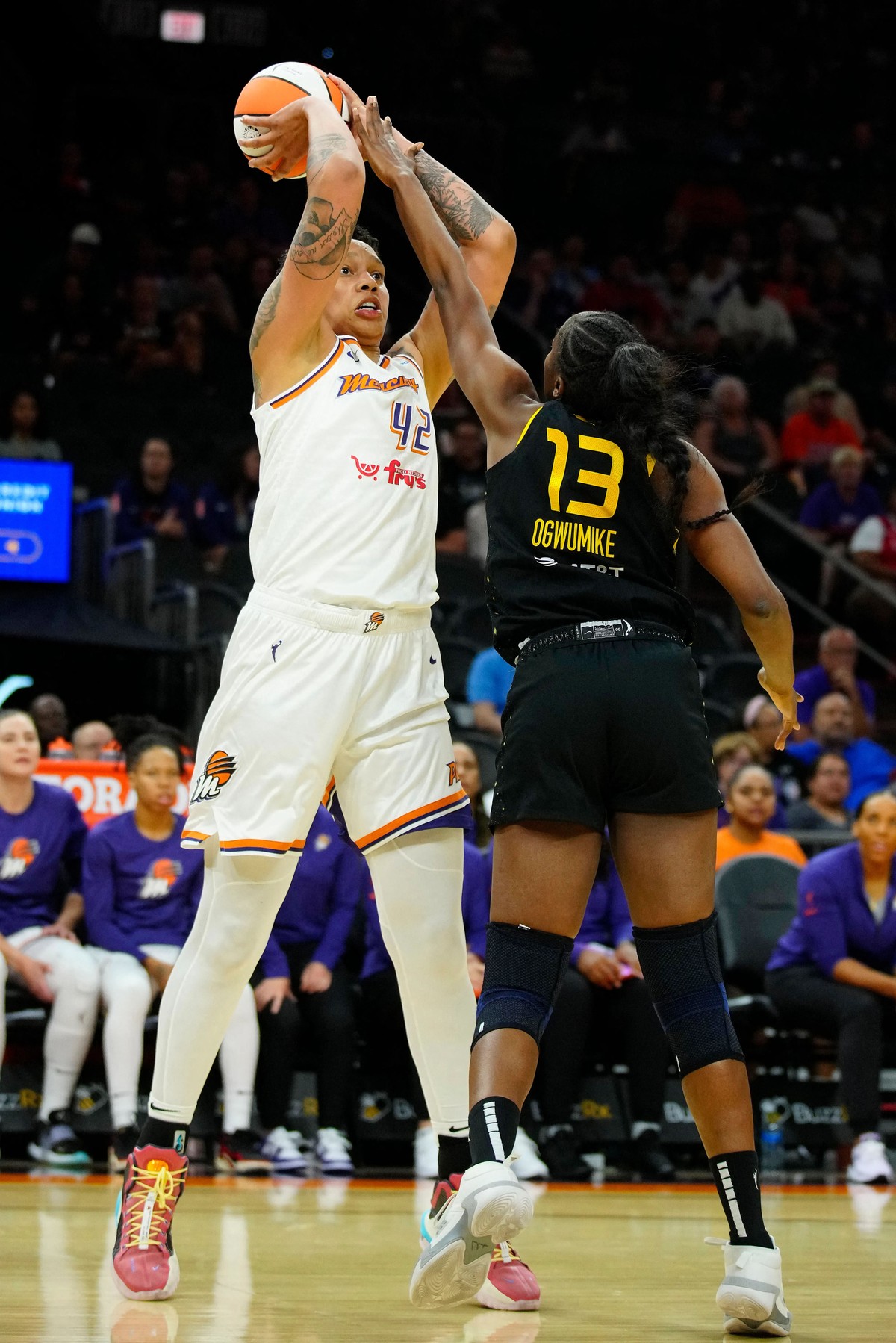 Brittney Griner reestreia na WNBA após prisão na Rússia | basquete | ge