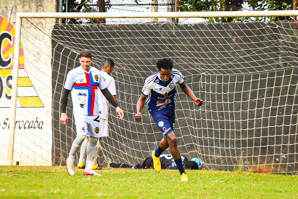 Weah 09 comemora gol pelo Vila Carvalho na várzea de Sorocaba — Foto: Willy Augusto - PhotoSport