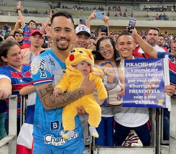 Apresentador do Globo Esporte se fantasia de Pikachu para zoar Sport