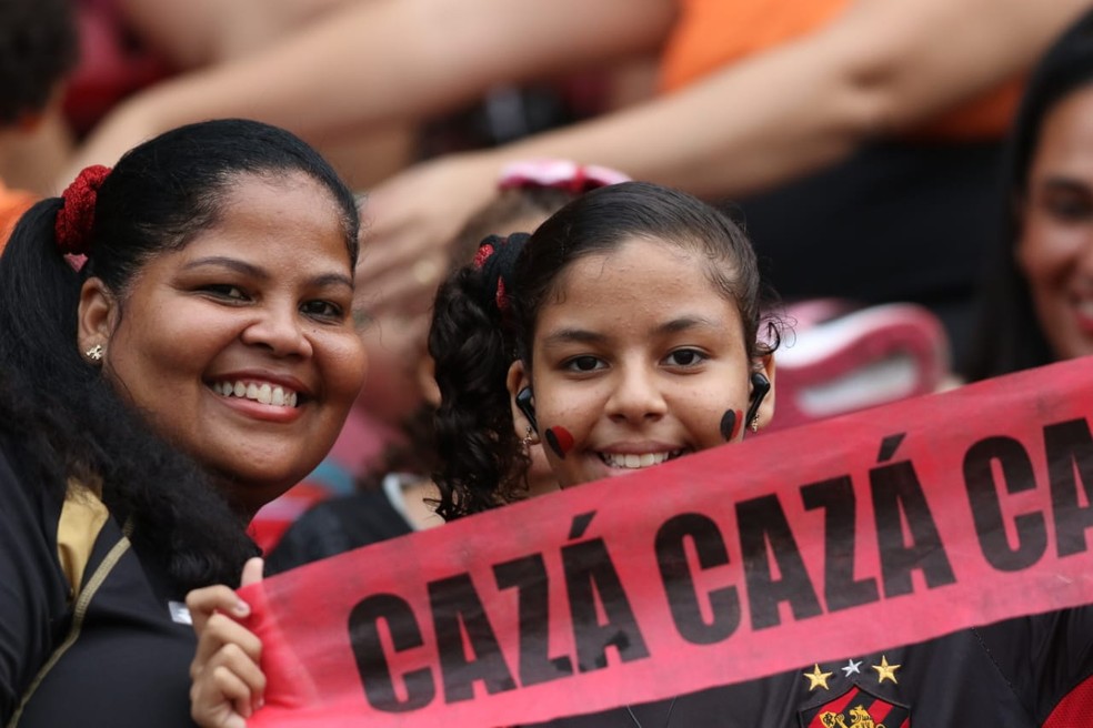 Empurrado por mulheres, crianças e PCDs, Sport goleia o Botafogo-SP na Ilha  do Retiro - Esportes DP
