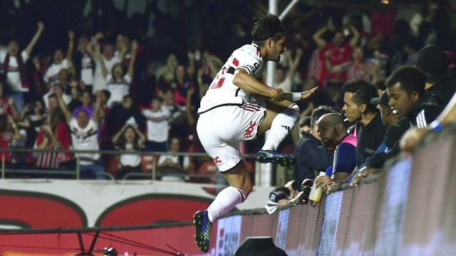  Alexandre Pato comemora gol