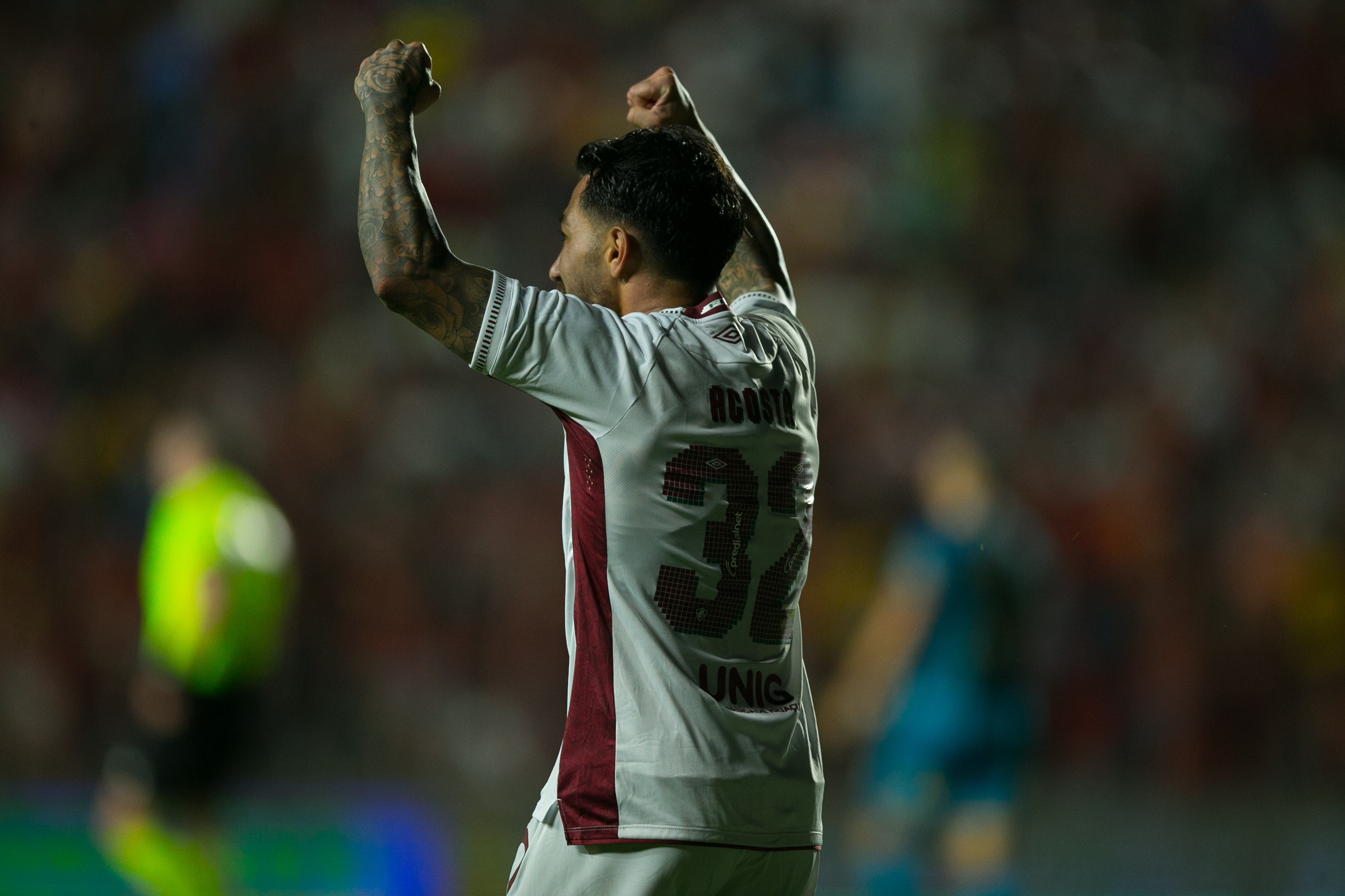 Nas graças da torcida, Lucho vira destaque no Fluminense e se firma como titular de Zubeldía