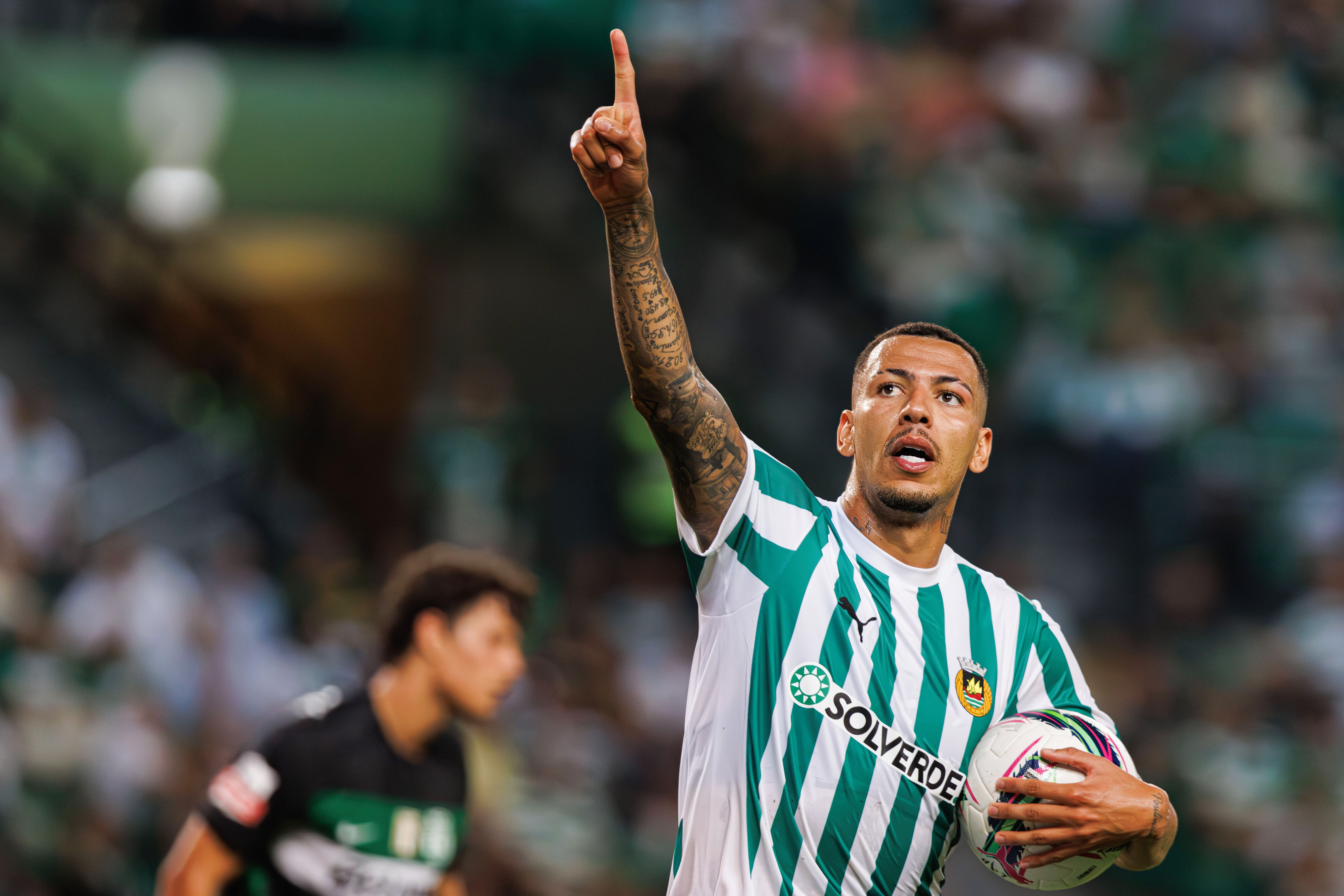Vasco pede à juíza permissão para antecipar parcelas das vendas de Clayton e Orellano