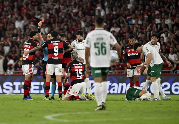 Punição mantida! Carrascal toma gancho de três jogos e desfalca o Flamengo pós-Copa.