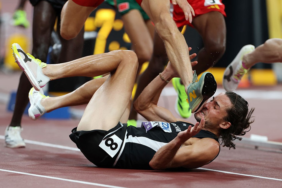 Neozelandês é pisoteado nos 3000m, mas se recupera e garante vaga na final do Mundial; veja