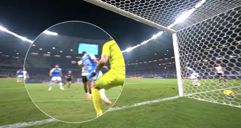 Imagem mostra possível toque no braço de Memphis, em gol do Corinthians