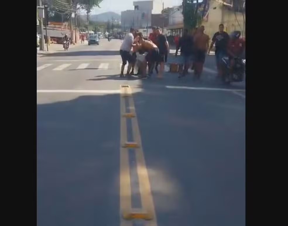Briga de torcedores de Flamengo e Fluminense — Foto: Reprodução