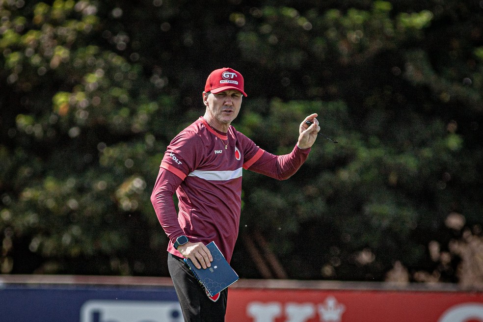 Paulo Turra durante treino do Vila Nova — Foto: Roberto Corrêa/VNFC