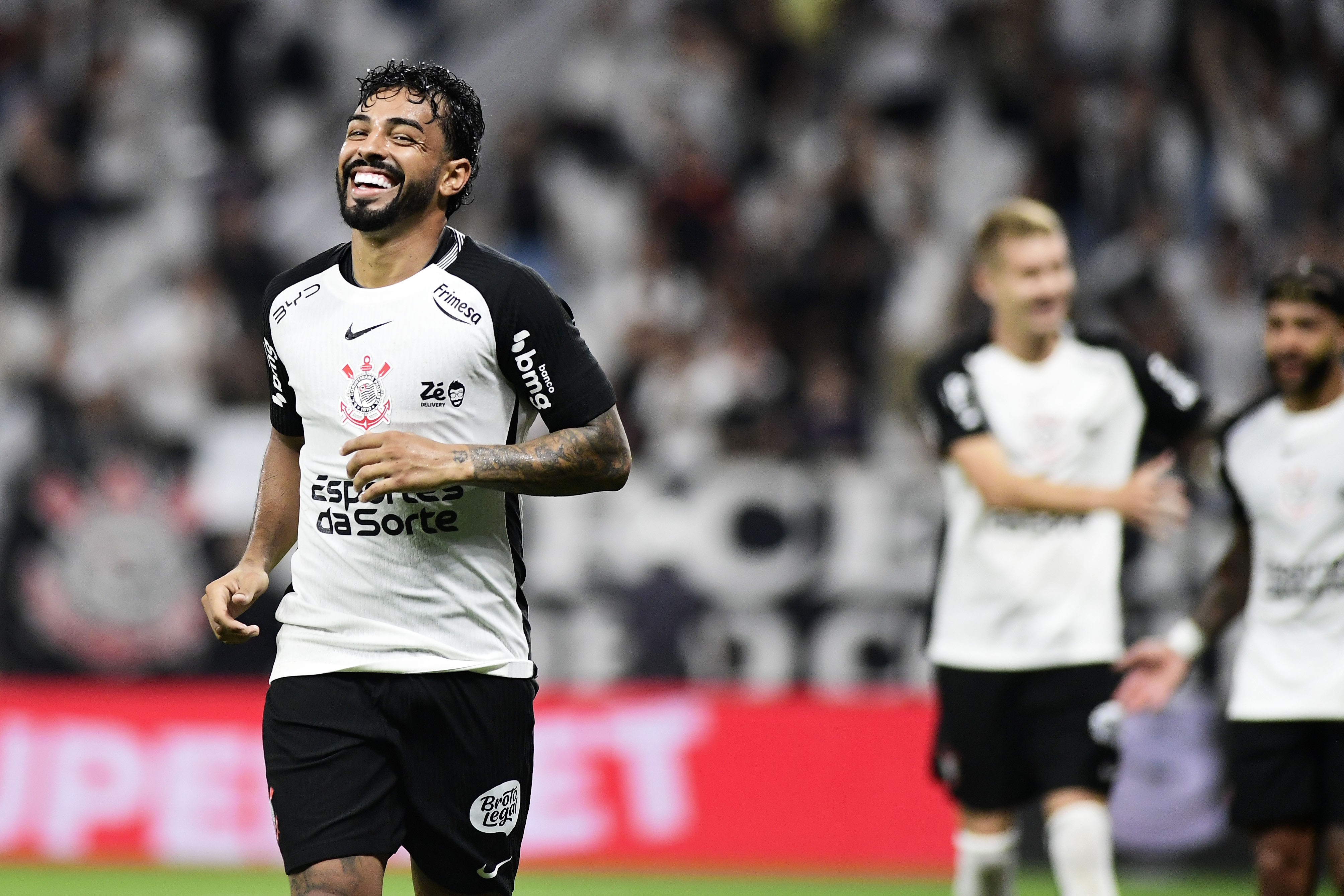 Bidu se destaca e recebe apoio do Corinthians para convocação à Seleção: Dorival Júnior elogia desempenho do lateral