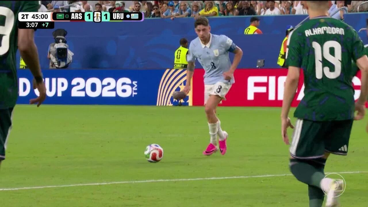 Eleição de Valverde como "melhor em campo" em Uruguai x Arábia Saudita gera revolta nas redes