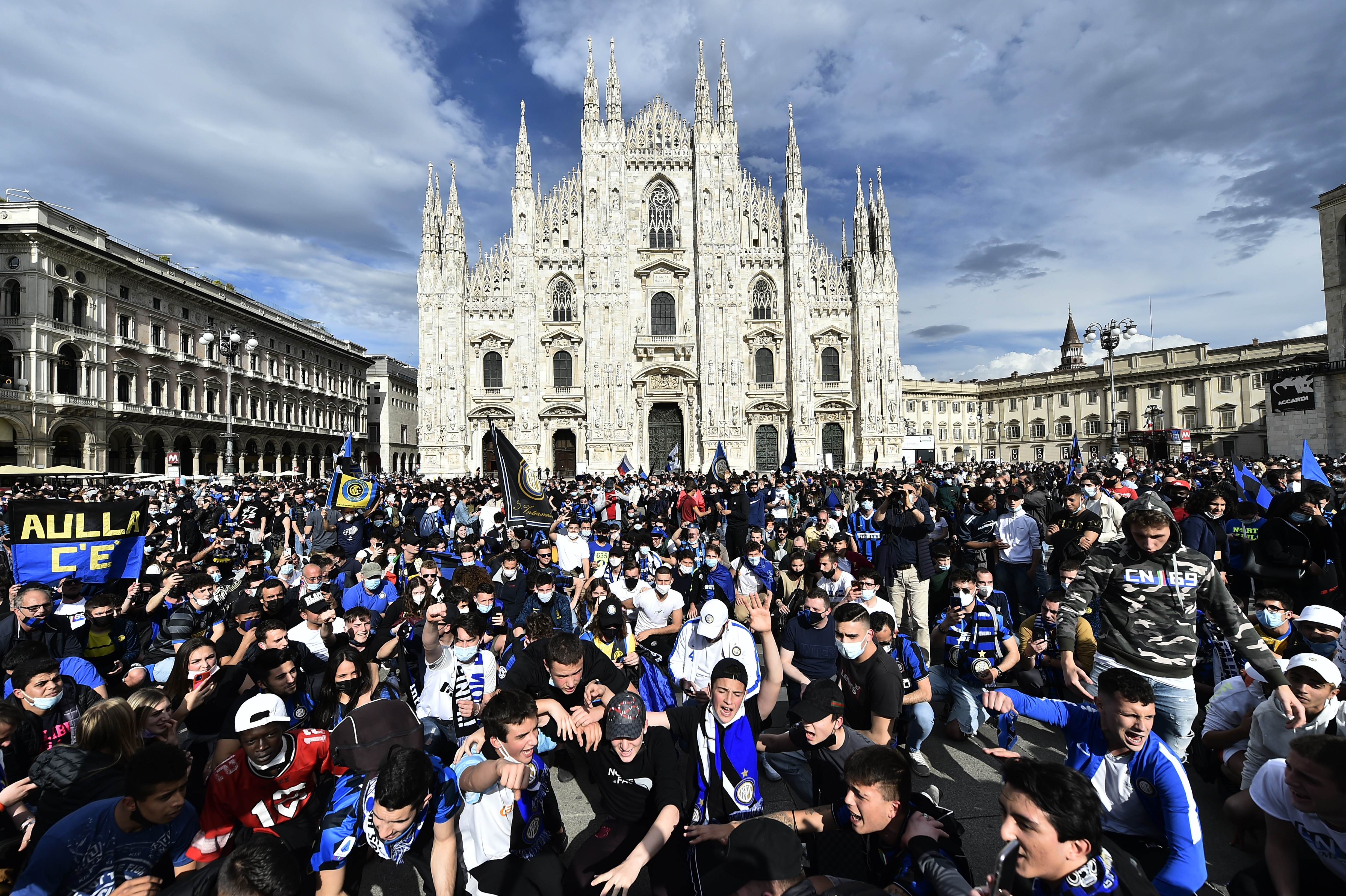 Torcedores da Internazionale tomam a Piazza del Duomo para comemorar ...