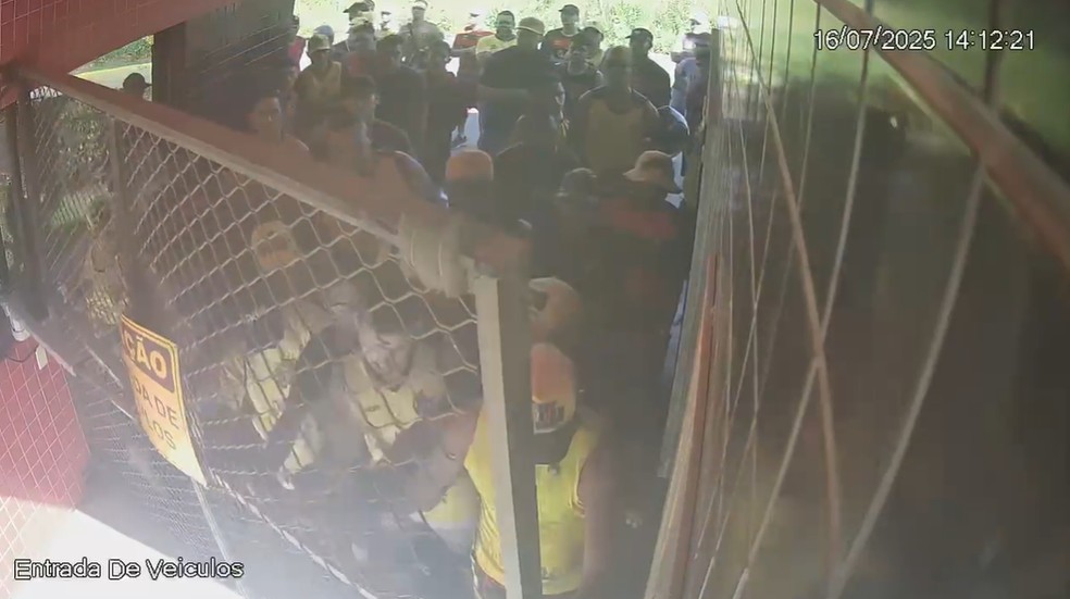 Câmera mostra momento da invasão ao CT do Sport — Foto: reprodução