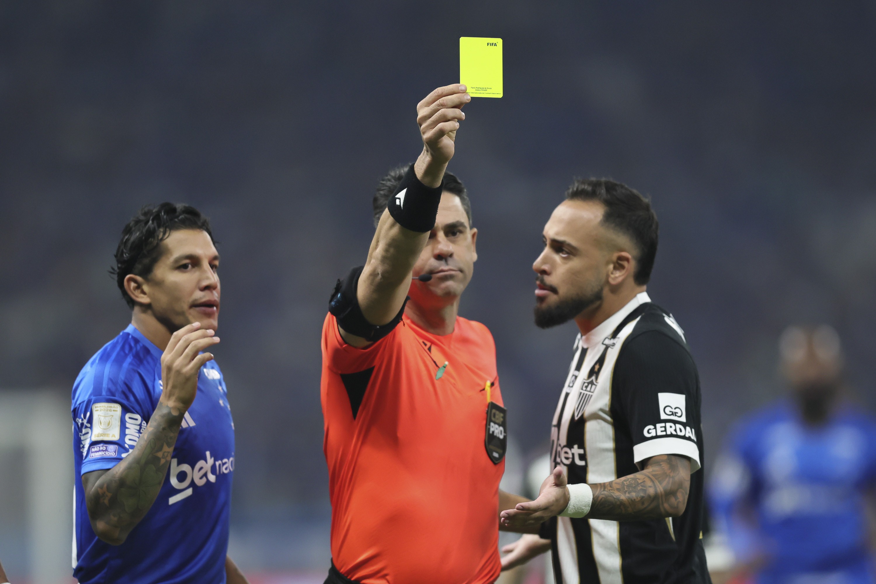 Decisão do árbitro gera polêmica em clássico entre Cruzeiro e Atlético-MG