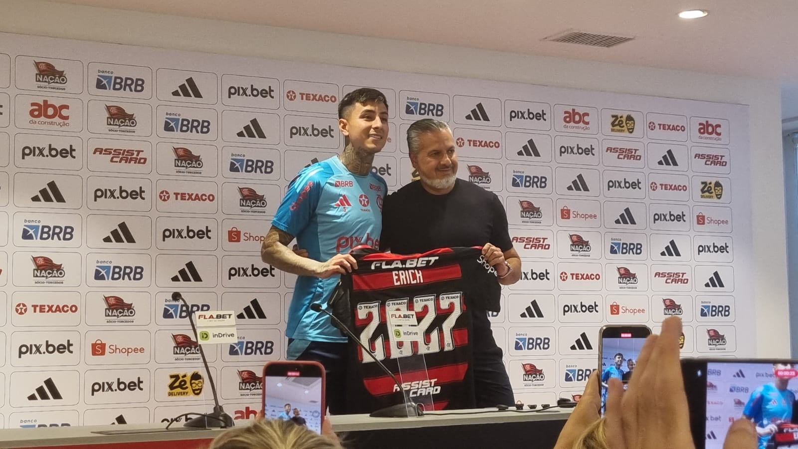 Flamengo renova contrato com Pulgar para próxima temporada do futebol brasileiro.