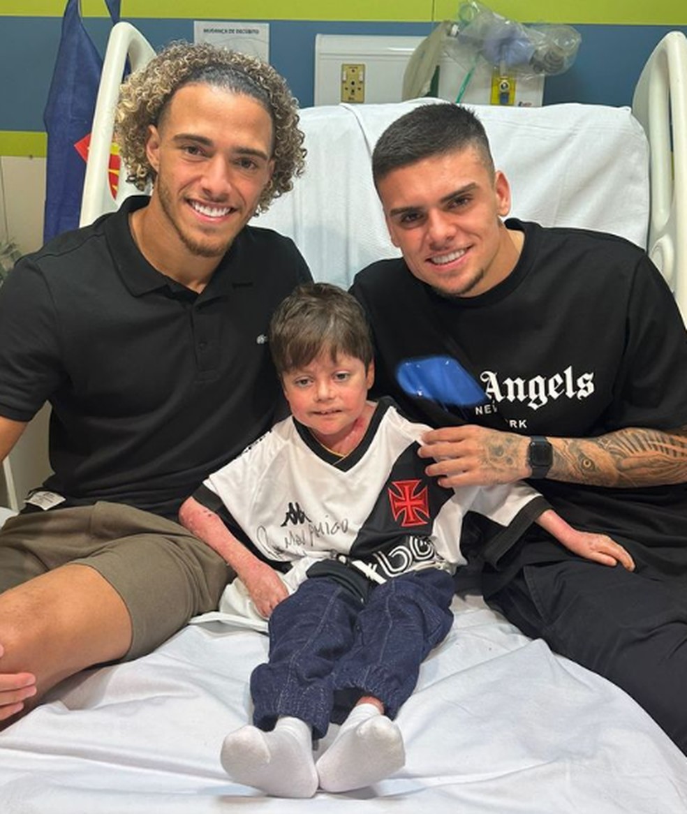 Figueiredo e Gabriel Pec com o jovem Guilherme — Foto: Arquivo Pessoal