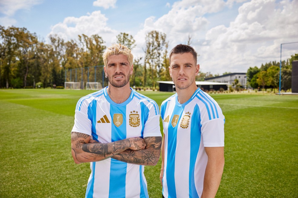 De Paul e Lo Celso posam com novo uniforme da Argentina — Foto: Divulgação