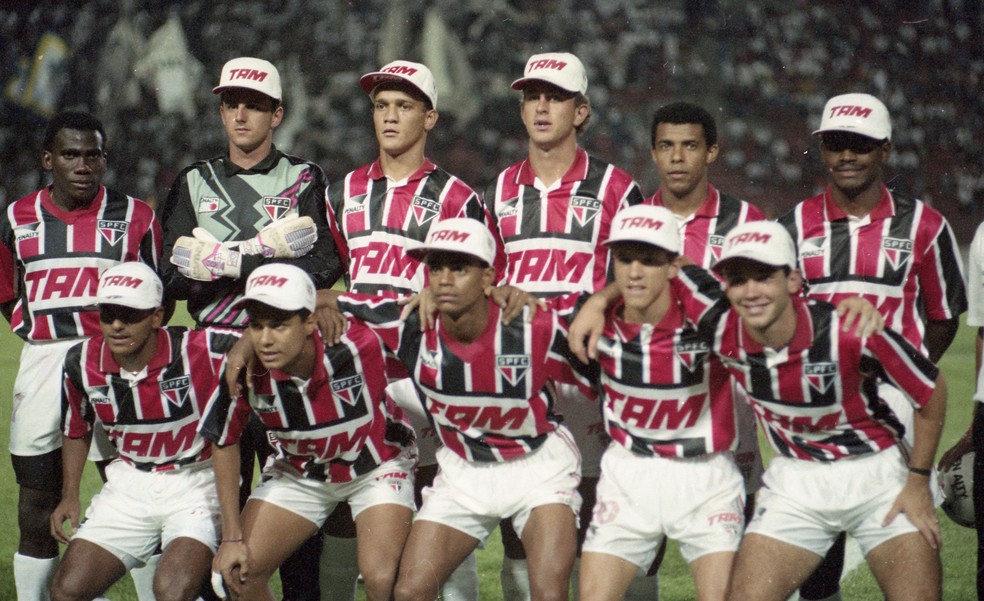 Juninho, o penúltimo entre os agachados, em jogo do São Paulo em 1994 — Foto: DOMICIO PINHEIRO / ESTADÃO CONTEÚDO