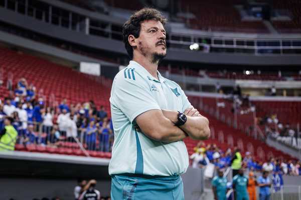 Torcida critica Fernando Diniz em derrota do Cruzeiro no Mineiro; assista.