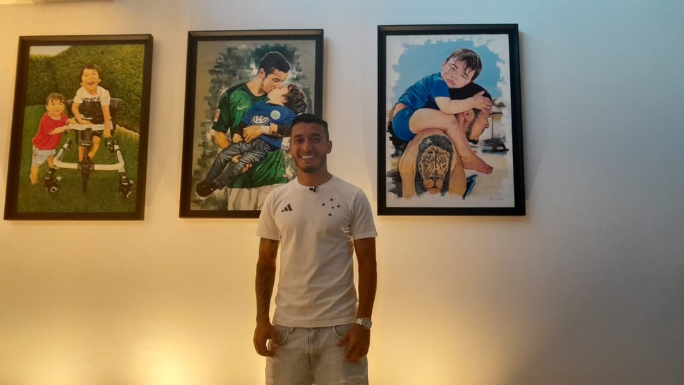 William com quadros dos dois filhos — Foto: Gabriel Duarte