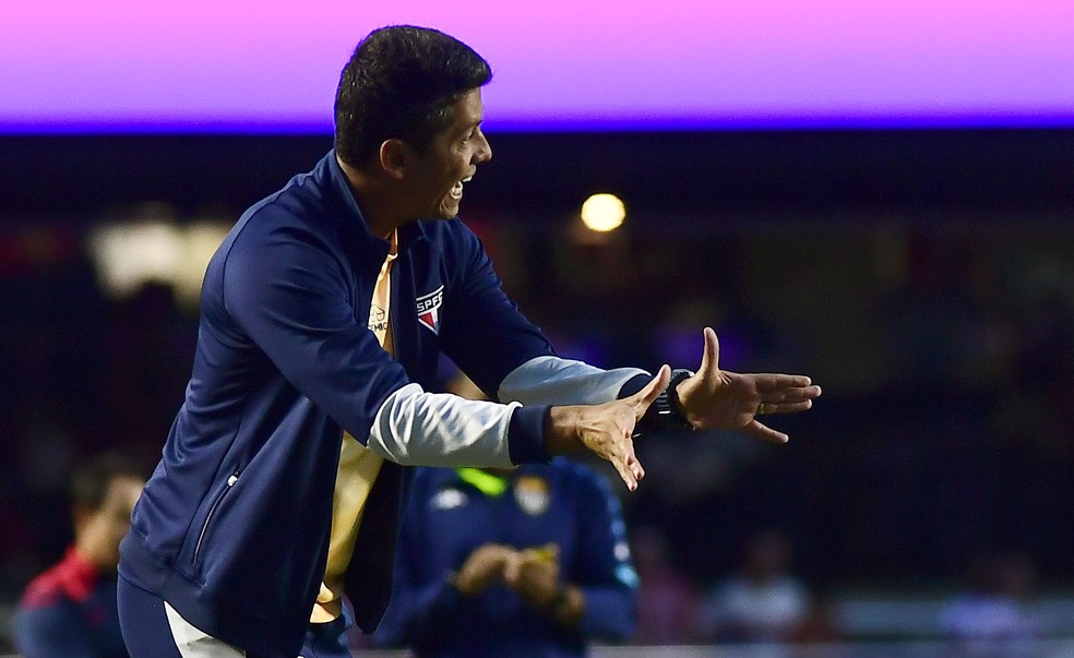 Thiago Carpini em São Paulo x Portuguesa — Foto: Marcos Ribolli