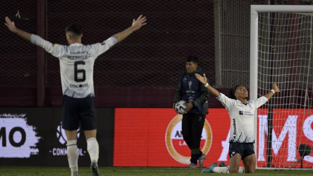 Jogadores da LDU comemoram classificação para a final da Sul-Americana após empate com o Defensa y Justicia