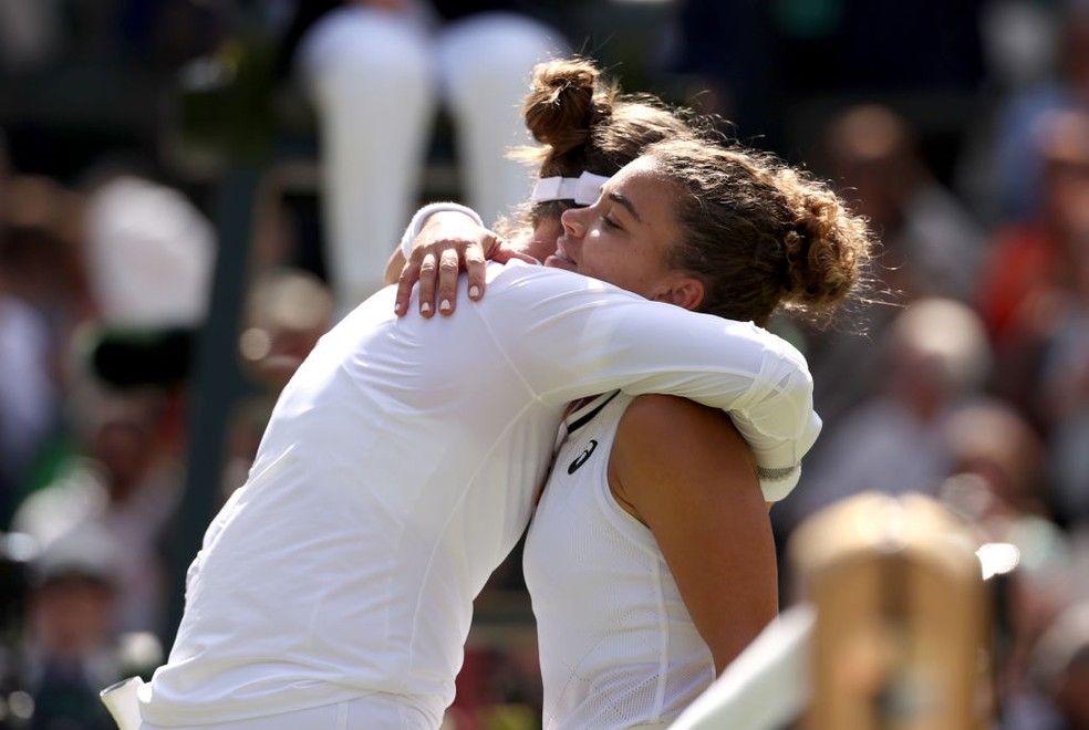 Paoline e Krejcikova se abraçam após duelo final em Wimbledon — Foto: Julian Finney/Getty Images