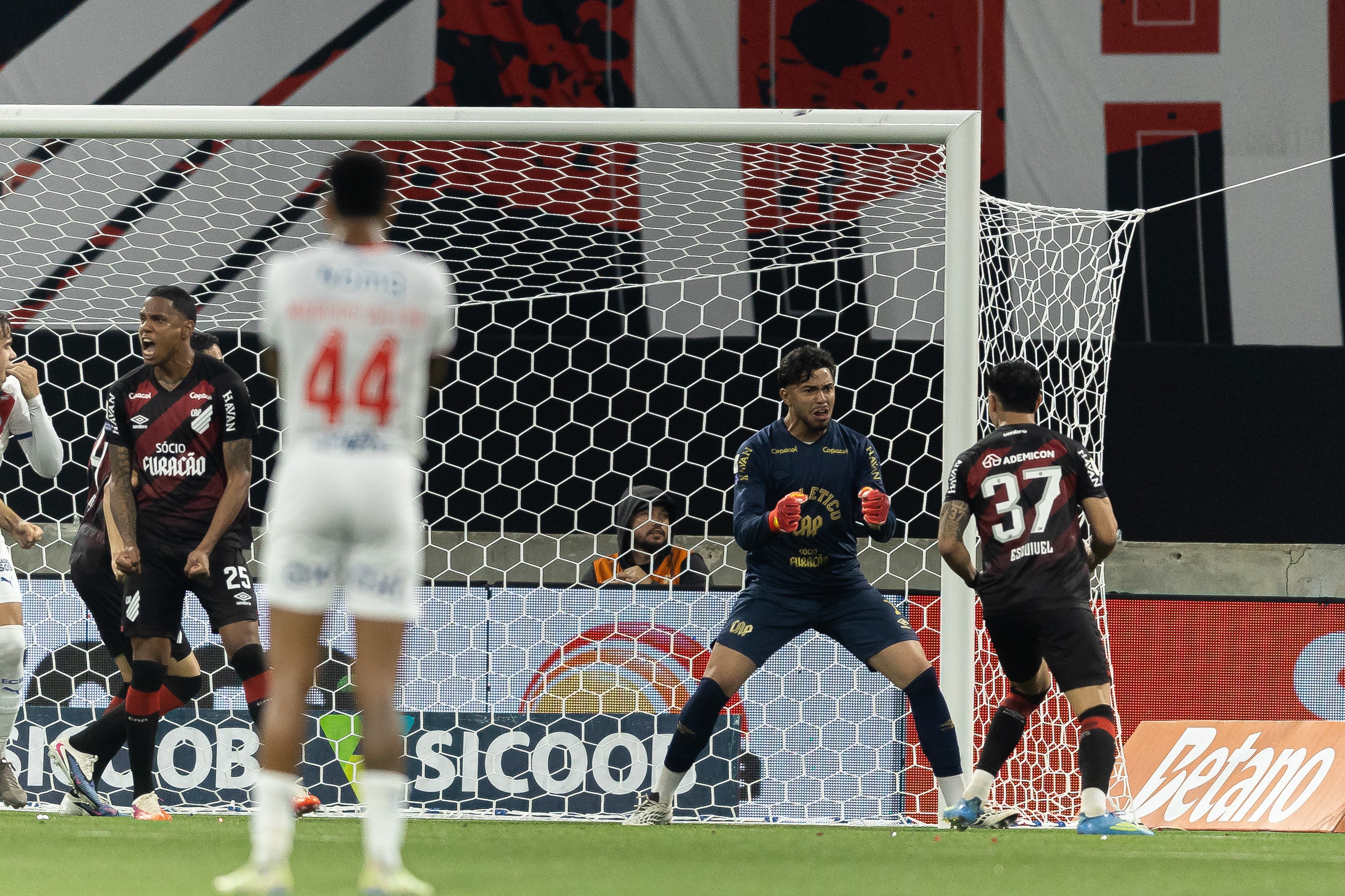Atuações do Athletico: Mycael vira herói, e Vargas brilha contra o Bahia; dê suas notas