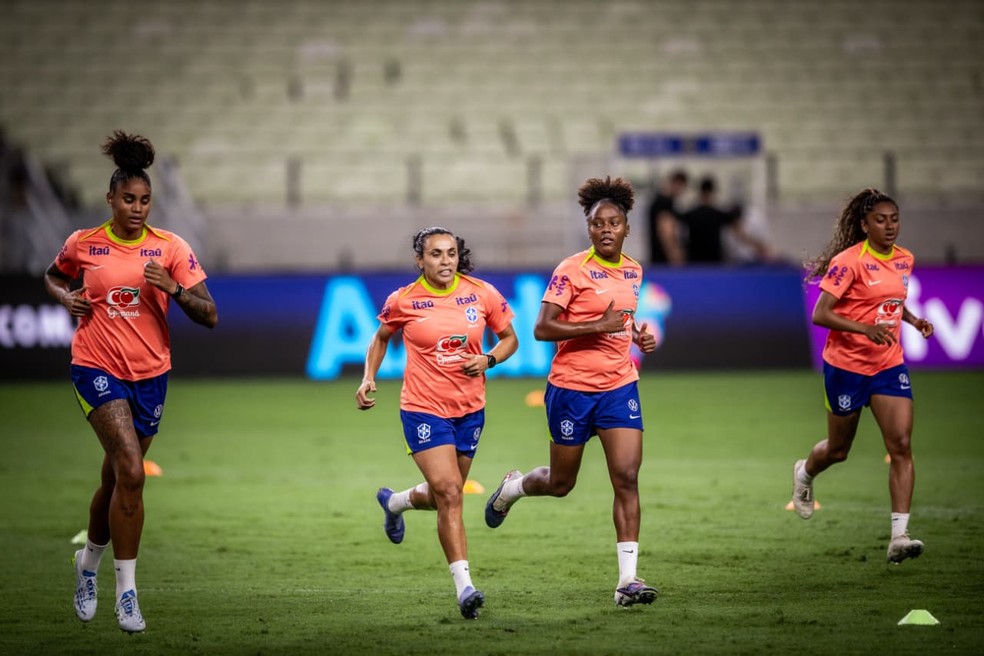 Marta e Kerolin em treino na Arena Castelão - amistoso no Castelão