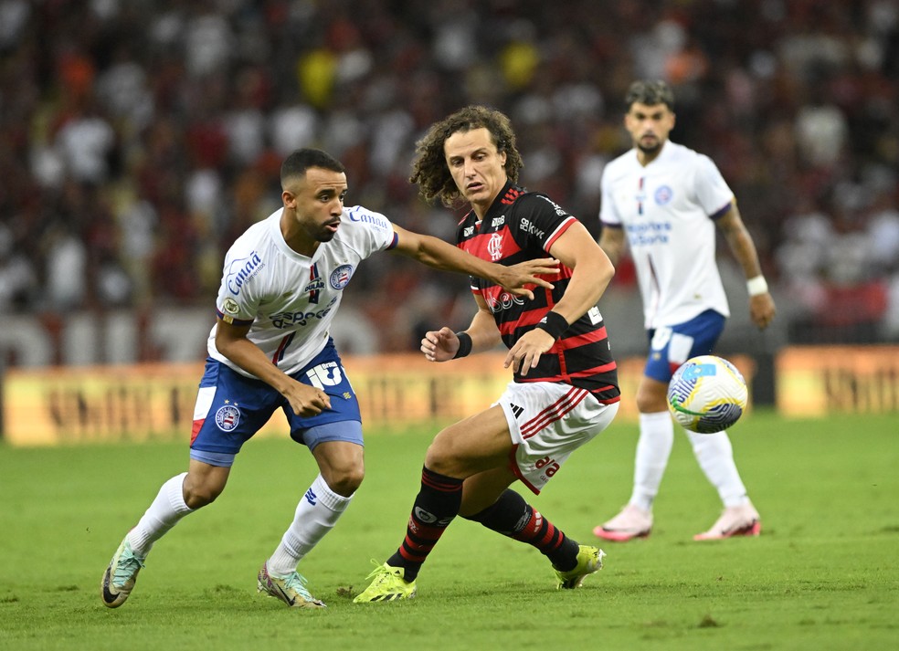 David Luiz e Caio Alexandre disputam bola em Flamengo e Bahia — Foto: Andre Durão