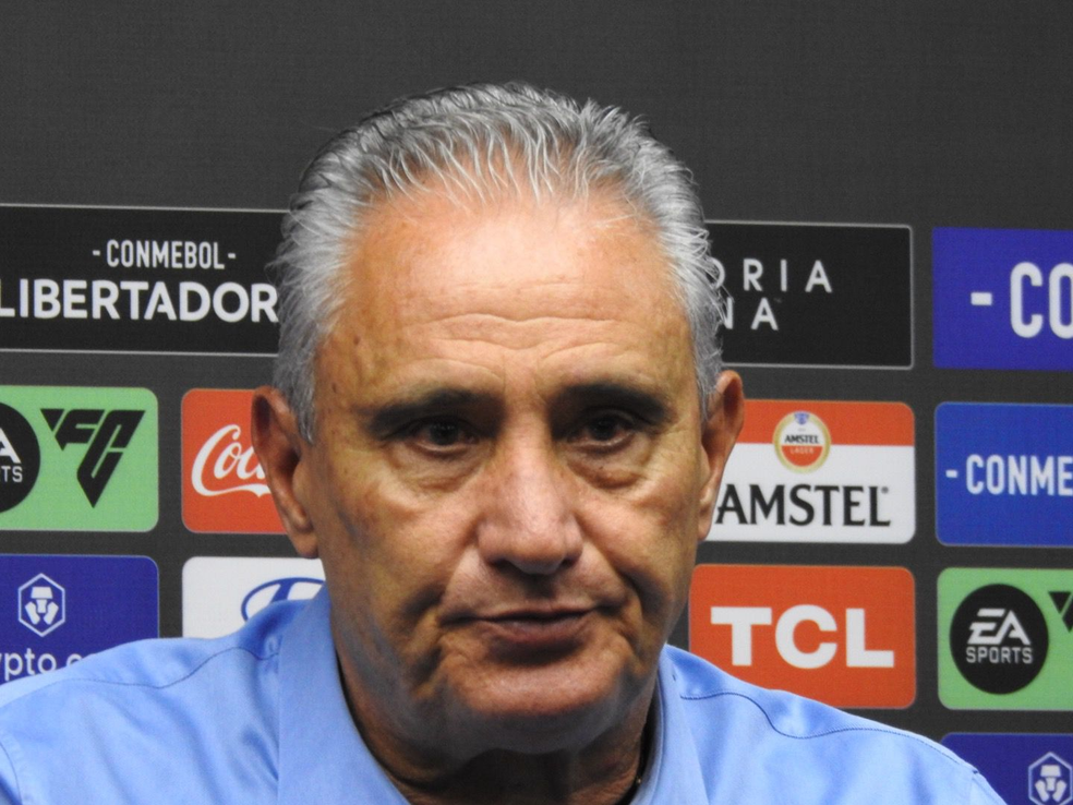 Tite em entrevista coletiva após eliminação do Flamengo na Libertadores — Foto: Fred Gomes