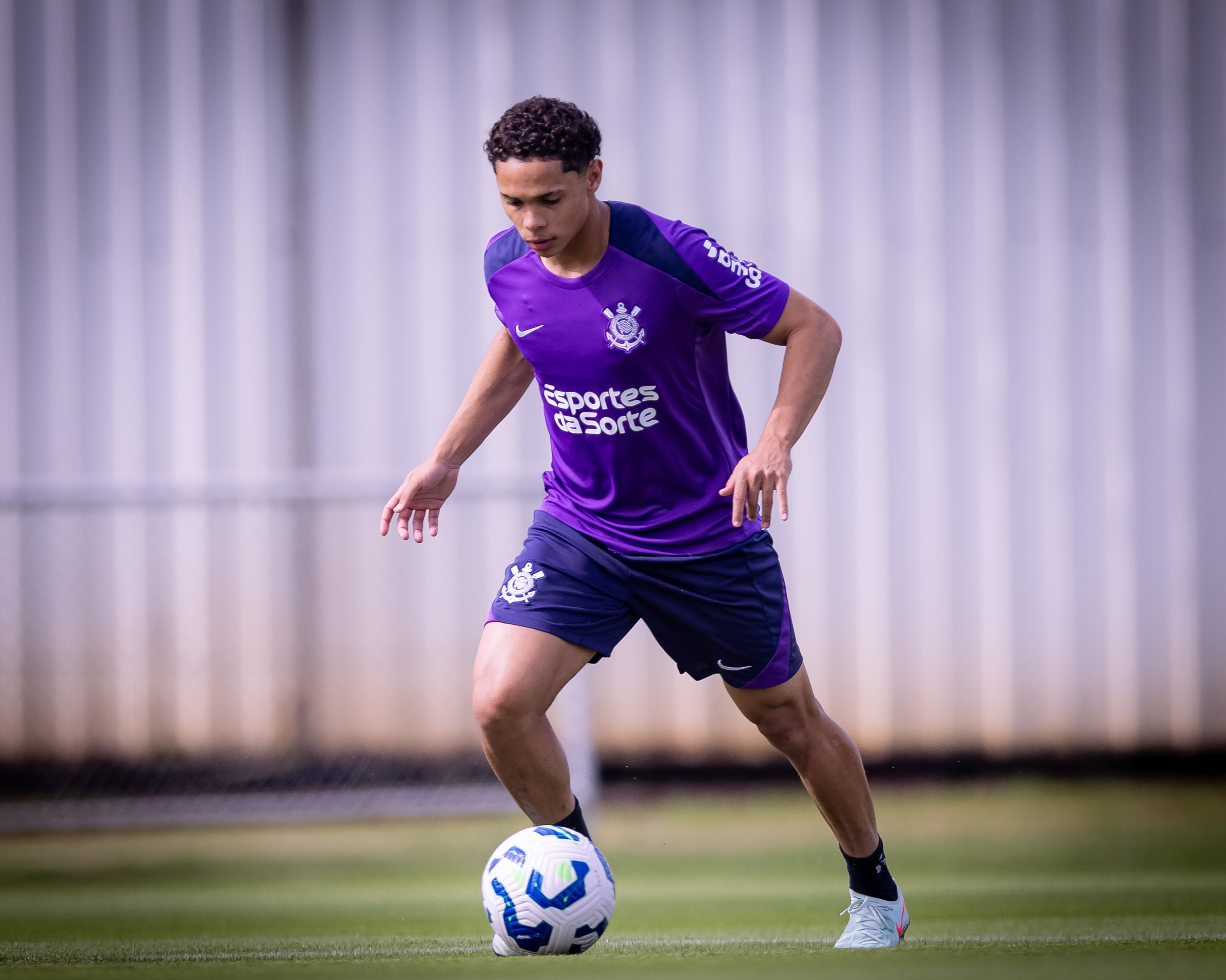 Jovens talentos da base do Corinthians chamam atenção da comissão técnica.