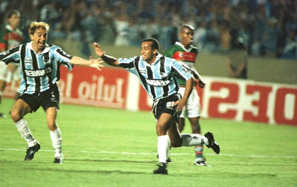 Ailton marcou o gol do título do Grêmio em 1996 — Foto: Agência Estado