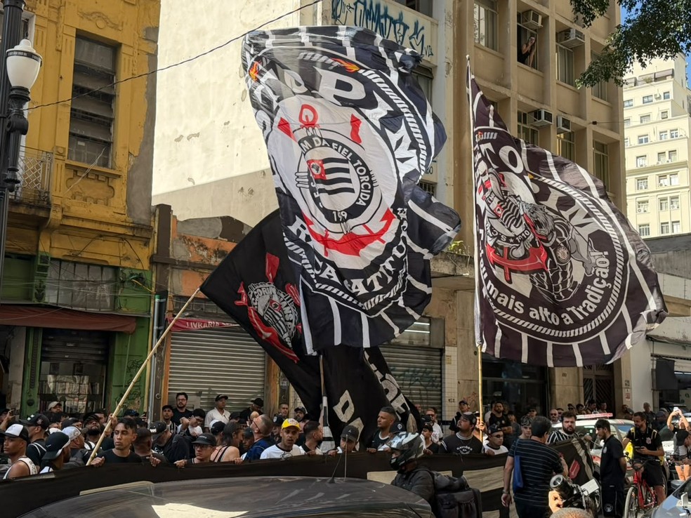 MANIFESTAÇÃO: Torcida organizada do Corinthians protesta e pede intervenção judicial em frente à sede do MPSP