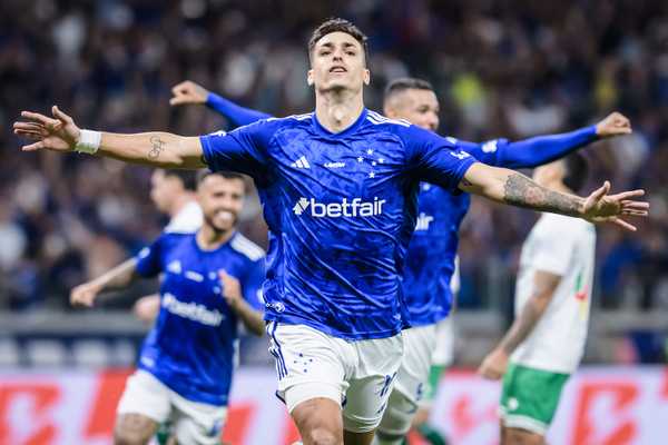 Dinenno comanda vitória do Cruzeiro com gol decisivo no retorno aos gramados