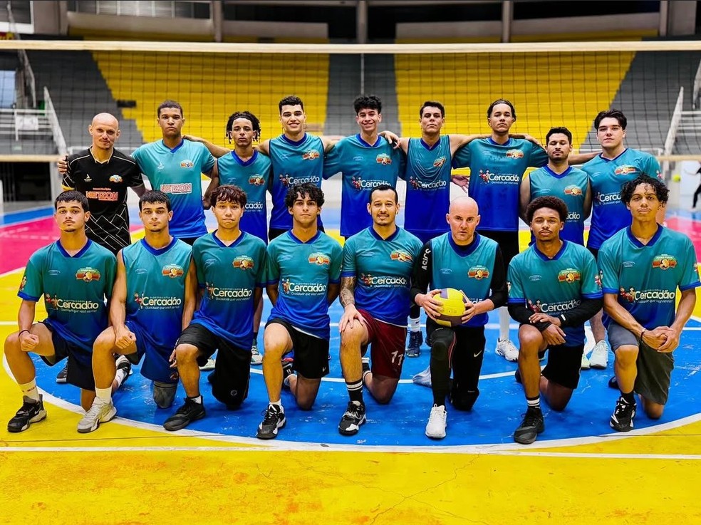 Padre Gean com alguns alunos da escola de vôlei Piano Piano — Foto: Reprodução Instagram
