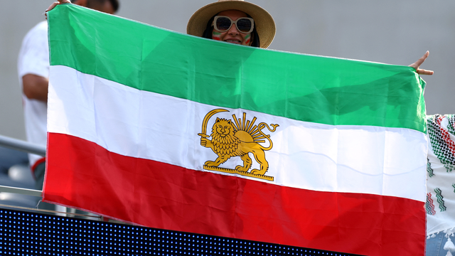 Iraniana entra com bandeira proibida pela Fifa no Irã x Nova Zelândia