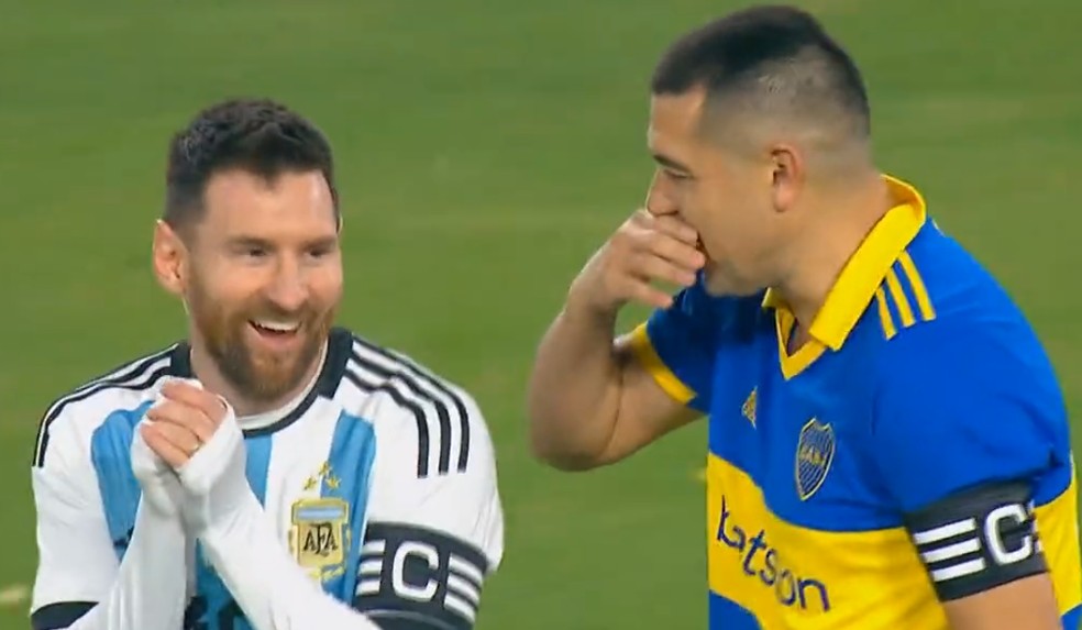 Messi e Riquelme foram capitães em jogo festivo na Bombonera — Foto: Reprodução